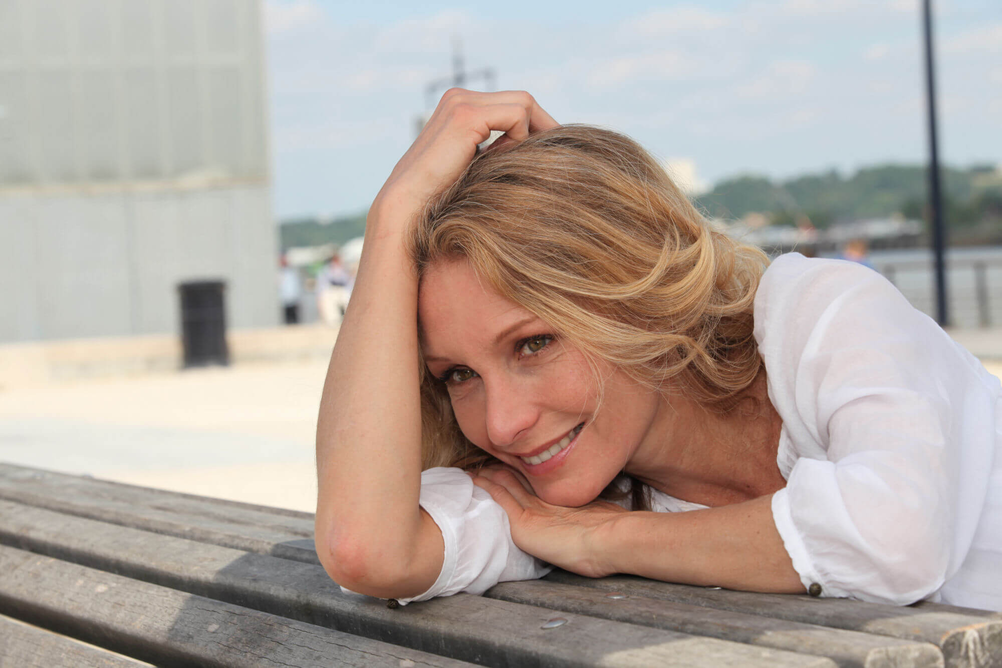 Obecné-1-summery-woman-leaning-on-bench-85800976
