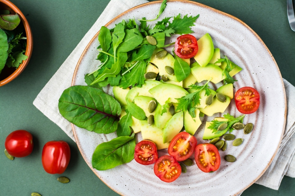 Pohľad na jarný šalát plný zeleniny, ktorý je vhodný pre ženy v menopauze.
