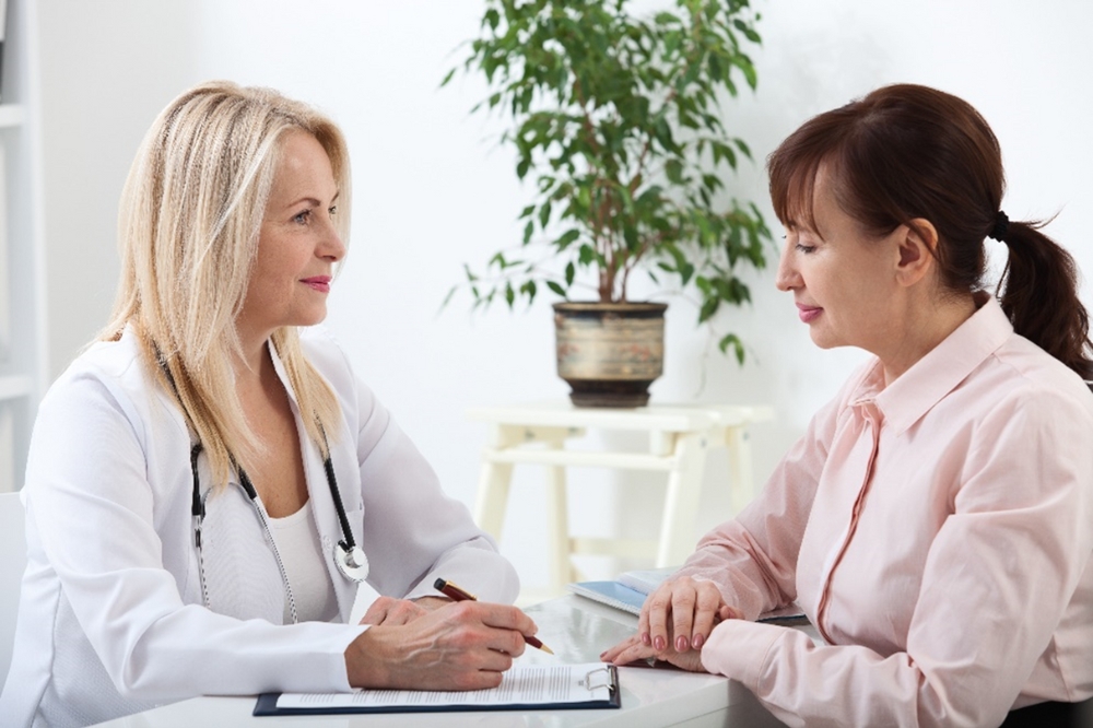 Žena v menopauze rieši príznaky menopauzy ako je strata libida s odborníčkou.